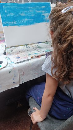 Meine Tochter malt ihren Himmel beim ArtNight Malkurs