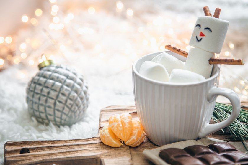 Marshmallow-Schneemann in einer Tasse mit heißer Schokolade