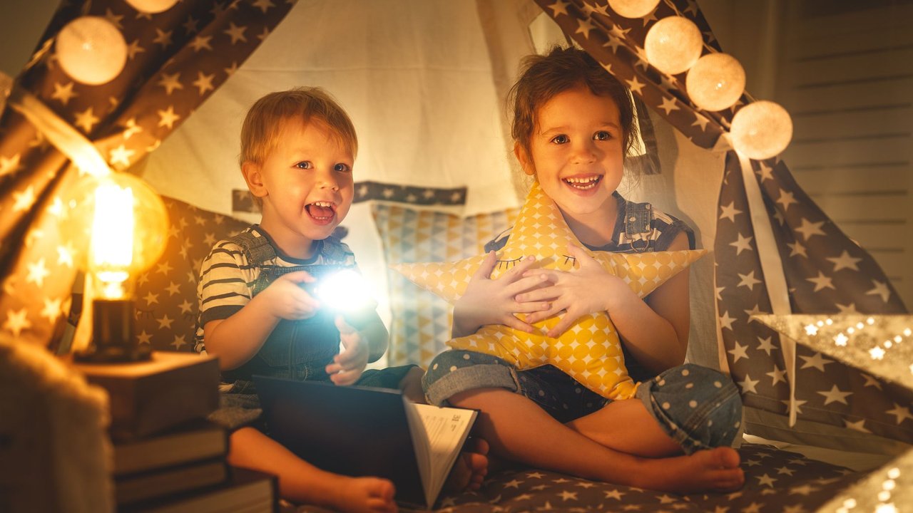 Kindertaschenlampe - Kinder mit Taschenlampe