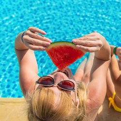 Ist Schwimmen nach dem Essen wirklich gefährlich?