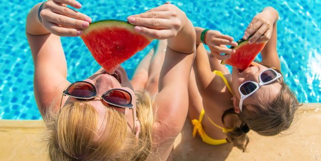 Mythos entlarvt: So gefährlich ist Schwimmen mit vollem Magen wirklich