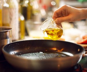 Ölflecke entfernen: So klappt es ganz einfach