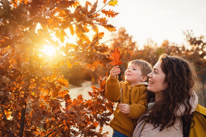 Mutter und Sohn genießen einen sonnigen Herbsttag im Freien