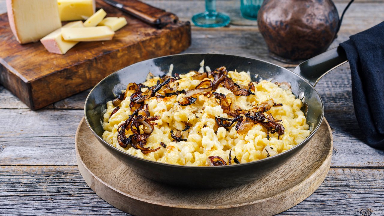 Käsespätzle schmecken am besten mit leckeren Röstzwiebeln.