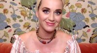 Katy Perry badet mit nacktem Babybauch in der Natur