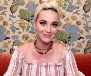 Katy Perry badet mit nacktem Babybauch in der Natur