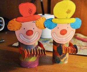 Lustige Clowns basteln: witziges Klorollen-Upcycling in 8 Schritten