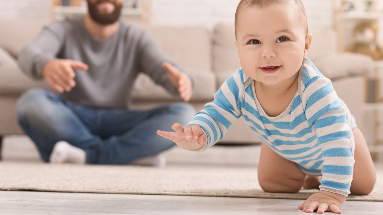 Baby 10 Monate Krabbelt Nicht Und Zieht Sich Nicht Hoch Baby krabbelt nicht: Mögliche Ursachen und sanfte Förderung