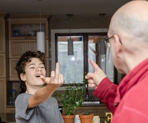Schockmoment&#x20;f&#x00FC;r&#x20;Eltern&#x3A;&#x20;Wenn&#x20;Teenager&#x20;zuschlagen&#x20;&#x2013;&#x20;so&#x20;gelingt&#x20;der&#x20;Ausstieg&#x20;aus&#x20;der&#x20;Gewalt