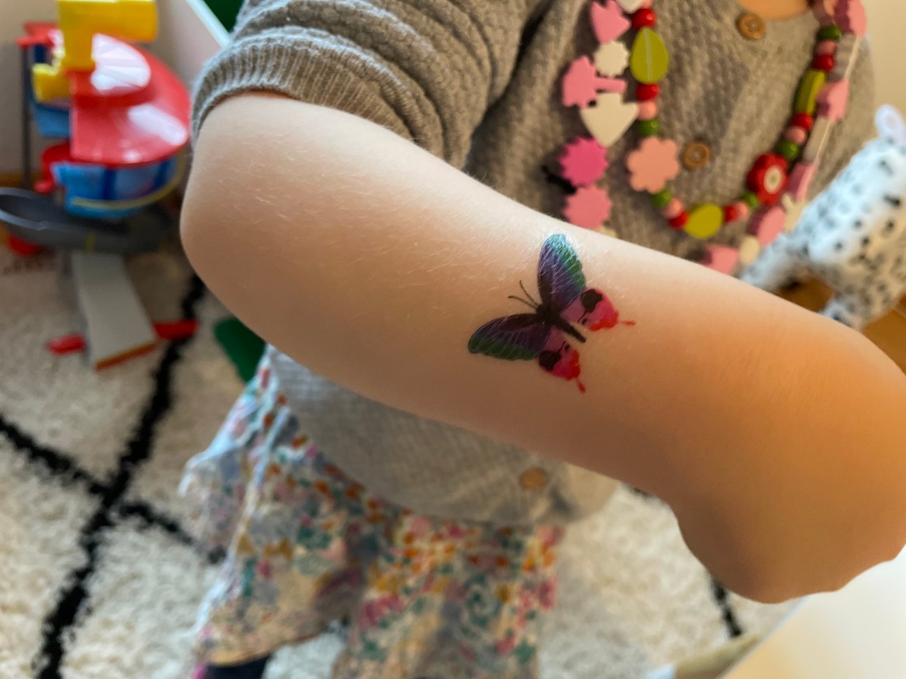 Encanto Kindergeburtstag Schmetterlings-Tattoo