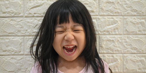 „Hilfe, mein Kind ist der Chef!“ – Wenn bedürfnisorientierte Erziehung kleine Tyrannen – und müde Eltern – schafft