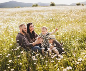 Schöne Familienfotos im Frühling: 11 Motivideen für Eltern und Kids