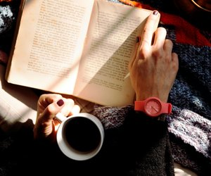 Perfekt für kuschelige Lesestunden im Herbst: Der Relaxsessel mit Fußhocker von Jysk