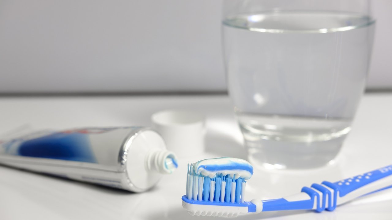 Zahnpasta enthält häufig auch Fluorid.