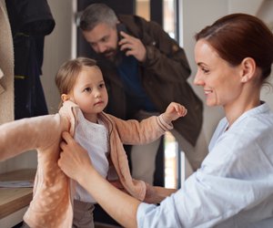 Ganz ohne Stress: 5 Tricks, wie sich eure Kleinkinder ohne Geschrei anziehen lassen