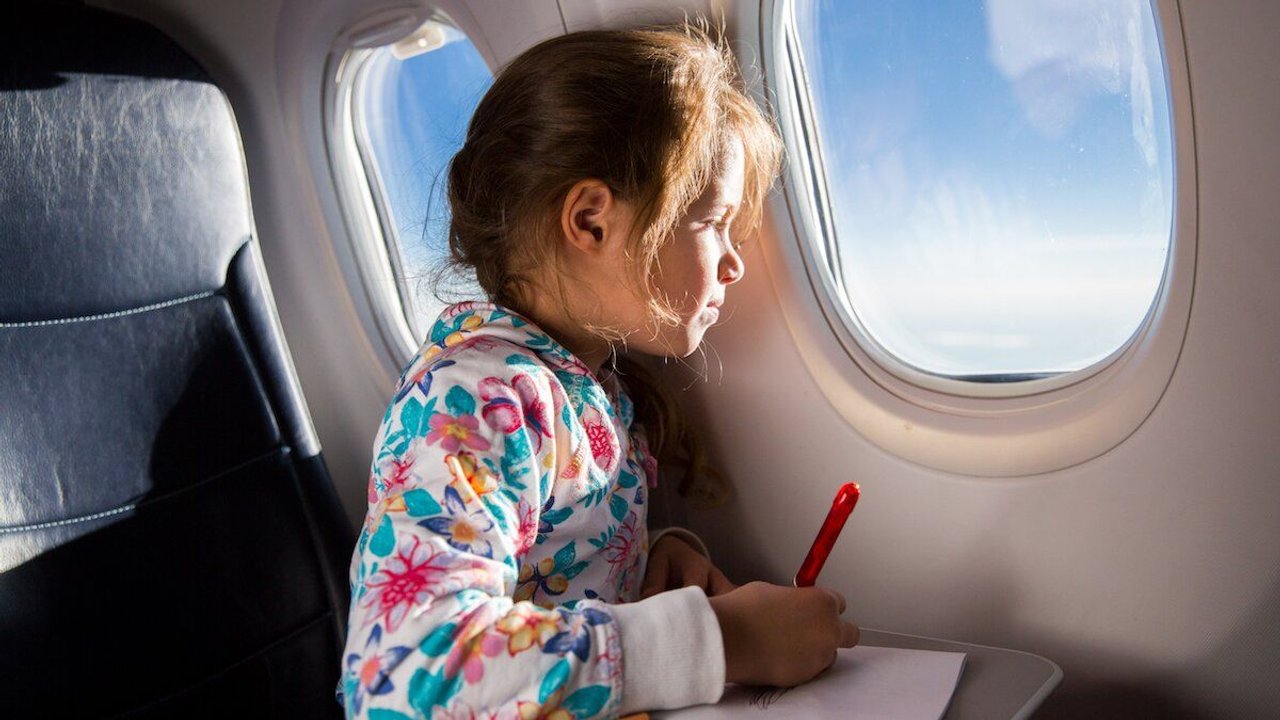 Mädchen in Flugzeug