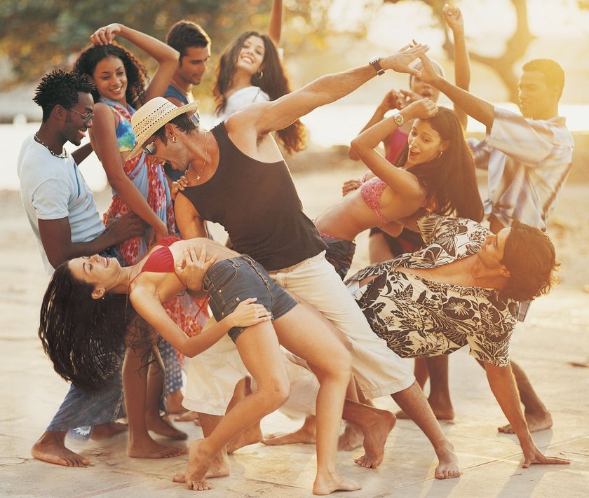 Menschen tanzen auf Strandparty in Lateinamerika