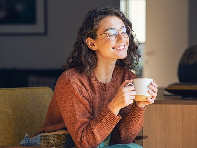 Eine Tasse Tee, etwas Sonnenlicht und die gute Laune willkommen heißen.