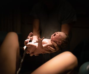 Ab dem ersten Schrei: Babys kommunizieren in ihrer Muttersprache