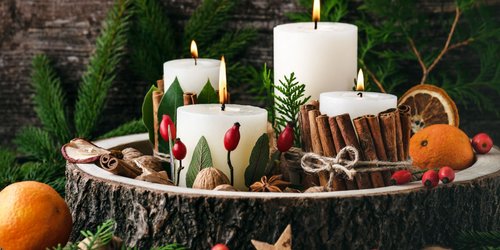 11 besinnliche DIY-Ideen, um Weihnachtskerzen selbst zu gestalten