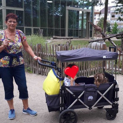 Bollerwagen Test: Auch mit zwei Kindern (3 und 8) beladen, lässt sich der Elvent easy manövrieren.