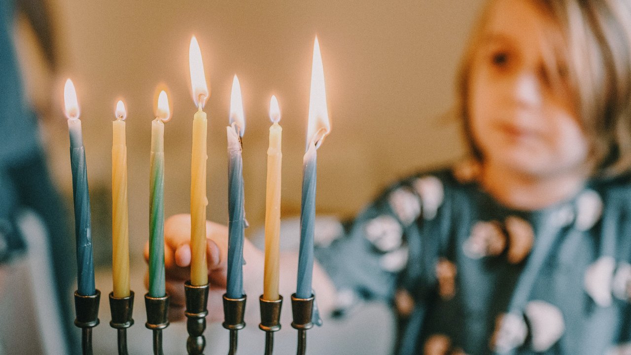 Der Leuchter zum Chanukka-Fest sollte eigentlich neun Kerzen tragen, aber wichtig für Kinder ist die Freude am gemeinsam feiern.
