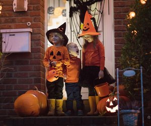 So easy könnt ihr schaurig schöne Halloween-Hüte für Kinder basteln