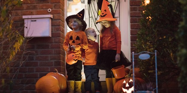 So easy könnt ihr schaurig schöne Halloween-Hüte für Kinder basteln