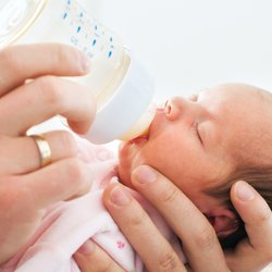 Muttermilch erwärmen: Das solltet ihr dabei beachten