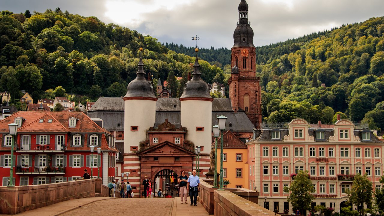 Heidelberg liegt am Neckar und ist eine deutsche Universitätsstadt.