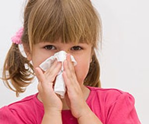 Hausstaubmilben: allergiegefährdete Kinder schützen