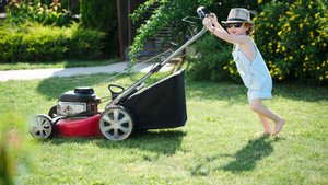 Kinderrasenmäher: Mit diesen 5 Modellen mäht euer Kind wie ein Profi