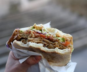 Döner und Stillen: Darf ich in der Stillzeit bedenkenlos genießen?