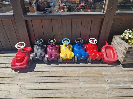 Ötztal mit Kindern: Beim Wirtshaus am Giggijoch können eure Kinder auf Bobbycars herumdüsen, während ihr die Aussicht genießt oder ...