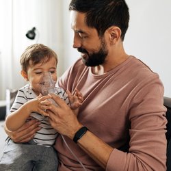 So inhalieren Kinder richtig: Was unseren Kids bei Erkältungen hilft – und was nicht