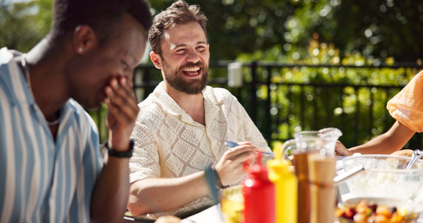 Smalltalk-Tipps: Männer lachen beim Grillen