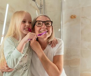 Schluss mit Tränen: Diese 5 Sätze helfen, wenn dein Kind keine Zähne putzen möchte