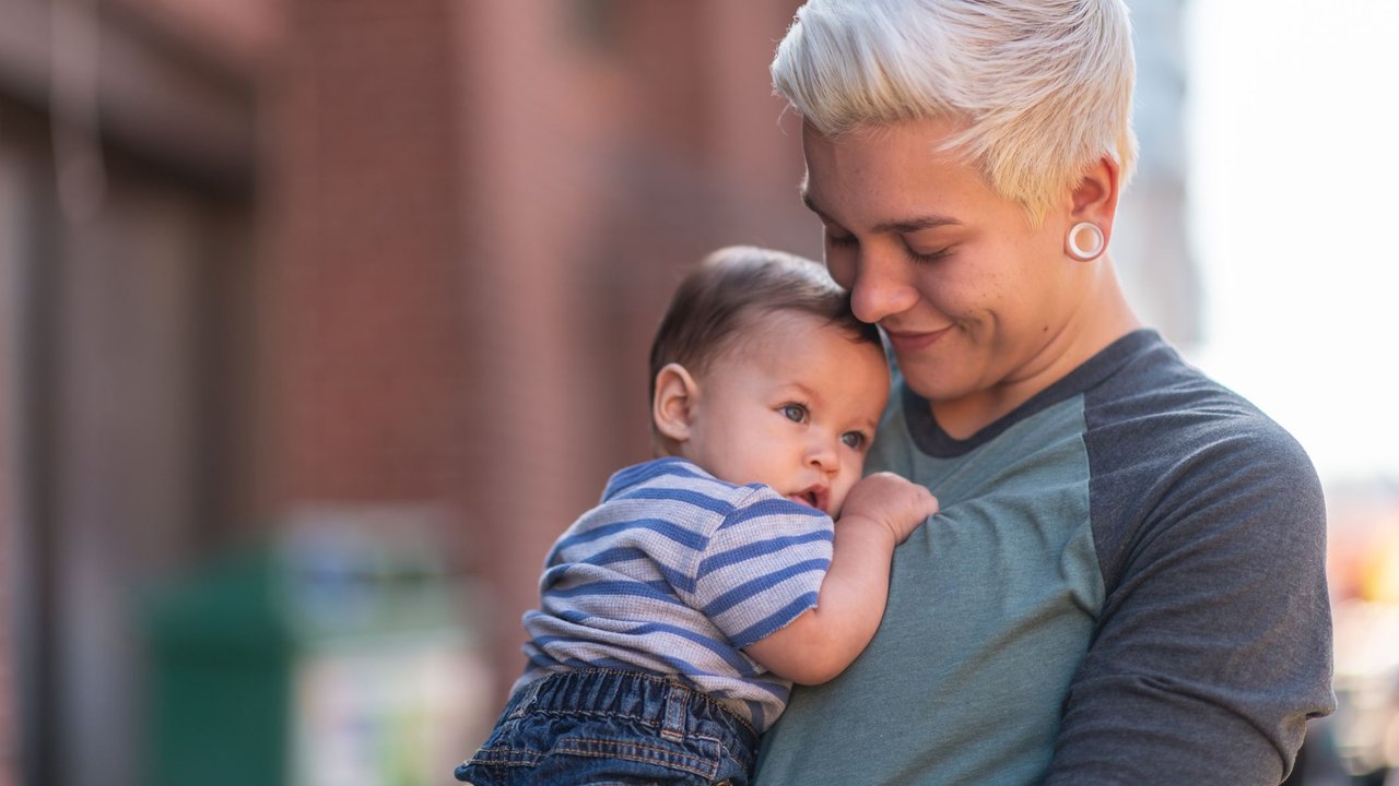 Adoption als Single: Frau hält Baby