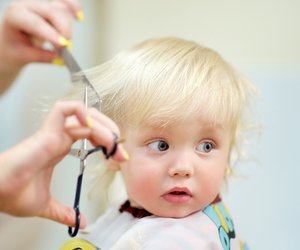 Haare schneiden beim Baby: 5 hairliche Tipps für den DIY-Schnitt