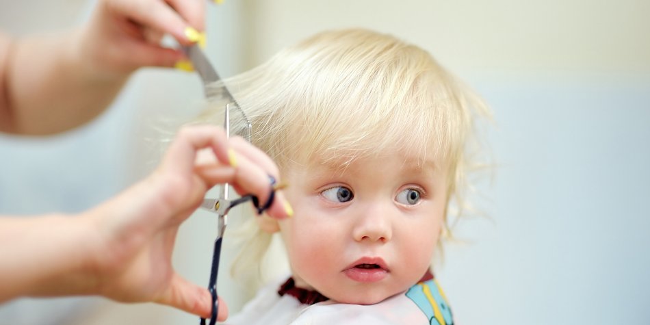 Haare schneiden beim Baby: 5 hairliche Tipps für den DIY-Schnitt