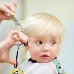 Haare schneiden beim Baby: Diese 5 Tipps sparen den Friseurtermin