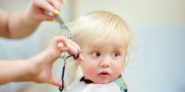 Haare schneiden beim Baby: Diese 5 Tipps sparen den Friseurtermin