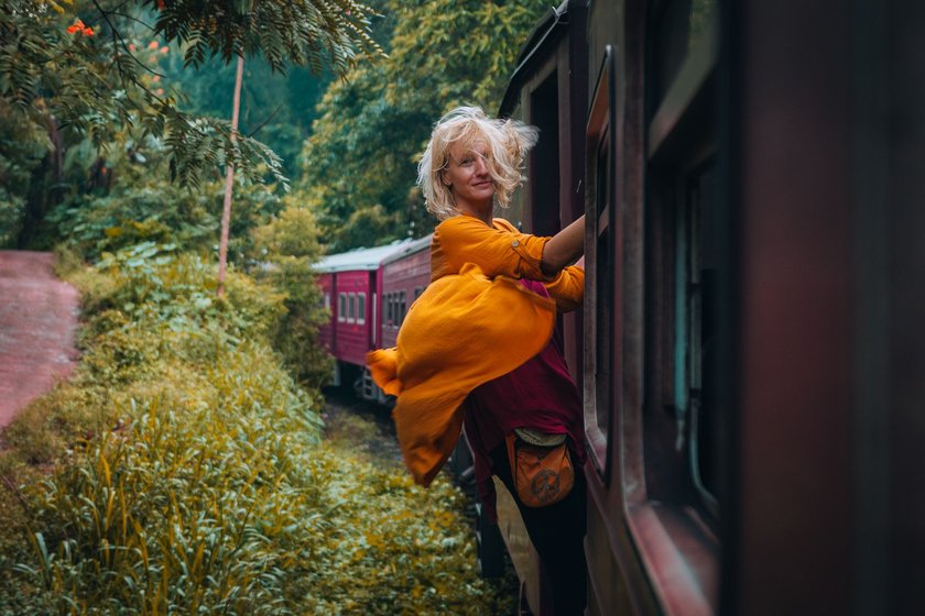 Touristin lehnt sich auch dem Zug in Sri Lanka