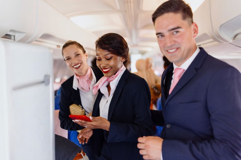 Flugbegleiter wundern sich über Menschen, die im Rollstuhl kommen, aber auf eigenen Beinen wieder gehen
