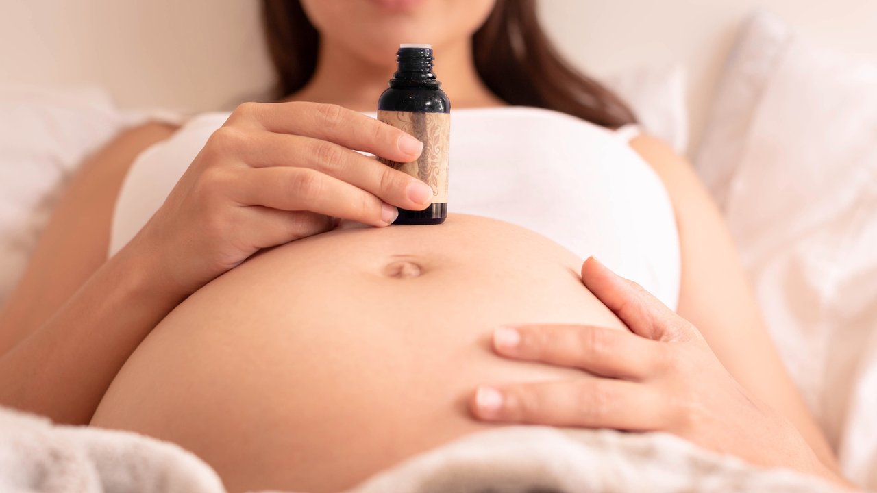Zupfmassage mit Öl Babybauch