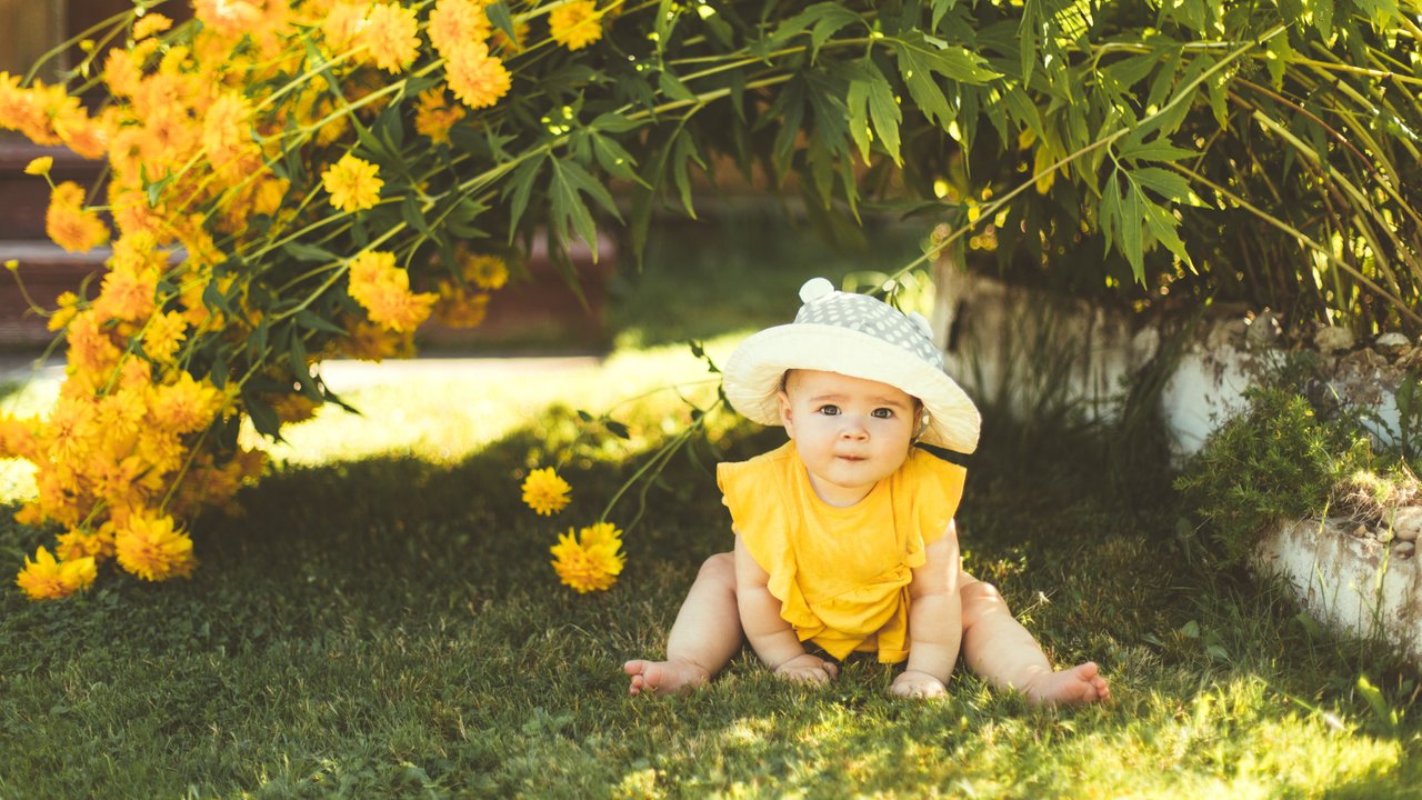 Baby Mütze Sommer: Baby draußen mit Sonnenhut