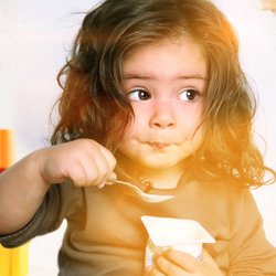 Mit in der Kita essen: 10 Tipps, wie ihr euer Kind dabei unterstützt