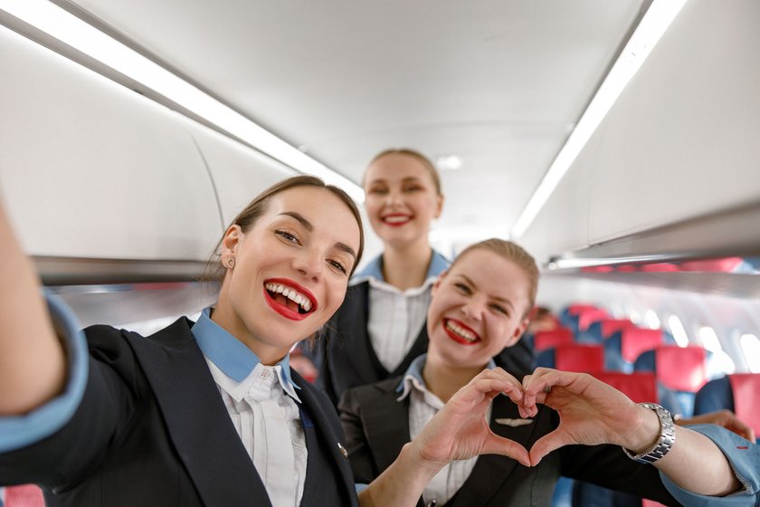 Flugbegleiter verabschieden dich mit einem fröhlichen Cheerio, wenn sie dich mochten