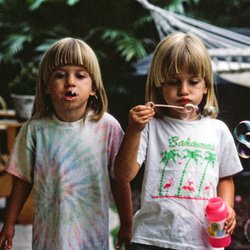 Sprinkler, Gartenschlauch und Fahrrad: Warum Millennials ihren Kindern jetzt einen 90er-Jahre-Sommer schenken wollen