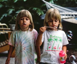 Sprinkler, Gartenschlauch und Fahrrad: Warum Millennials ihren Kindern jetzt einen 90er-Jahre-Sommer schenken wollen